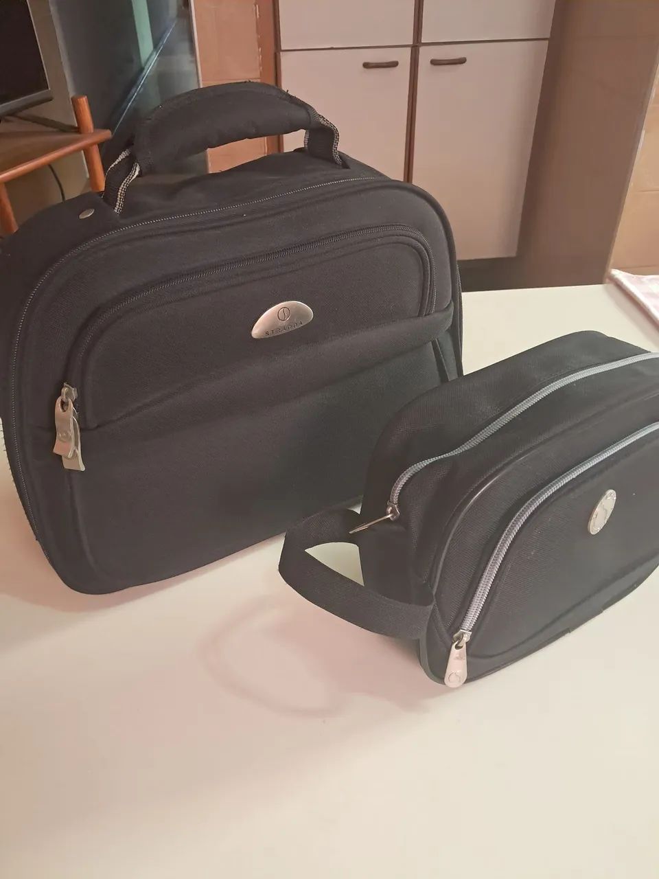 Uma bolsa de viagem mais uma necessaire em nylon de qualidade 