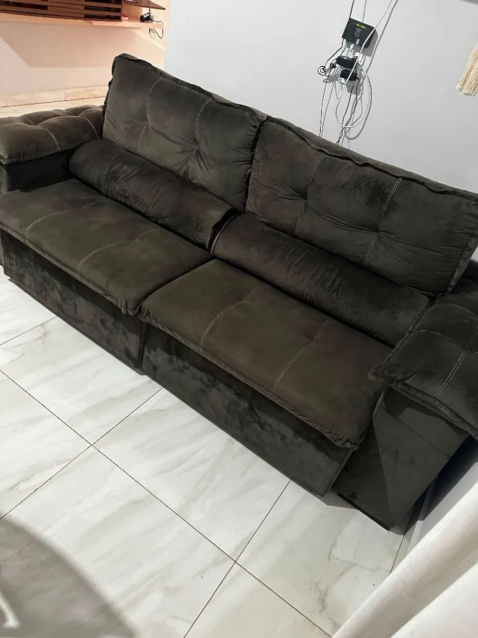 Vendo sofá retrátil e reclinável de 3 lugares, seminovo.  - Foto 2
