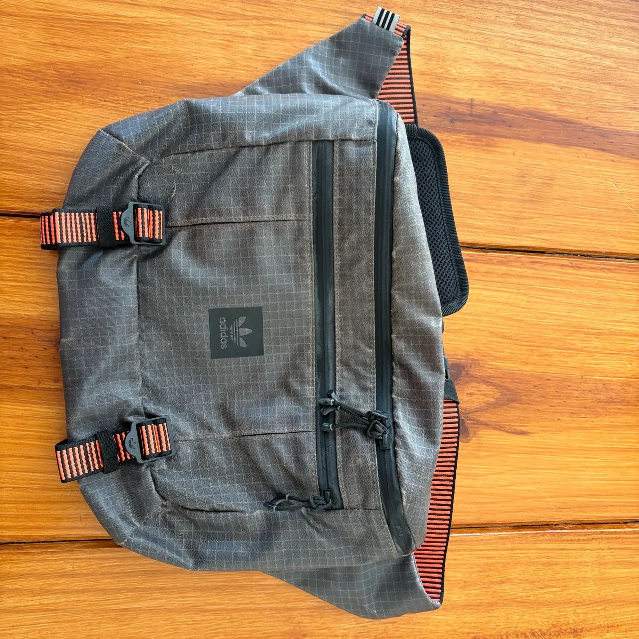 ルナ　0910 bolsa ajustável adidas cinza e laranja - Bolsas, malas e mochilas