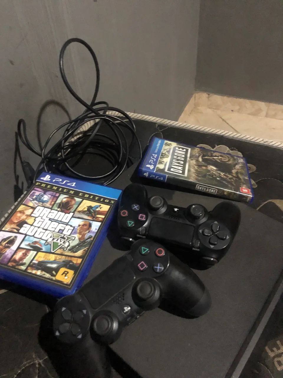 PS4 com 2 controles