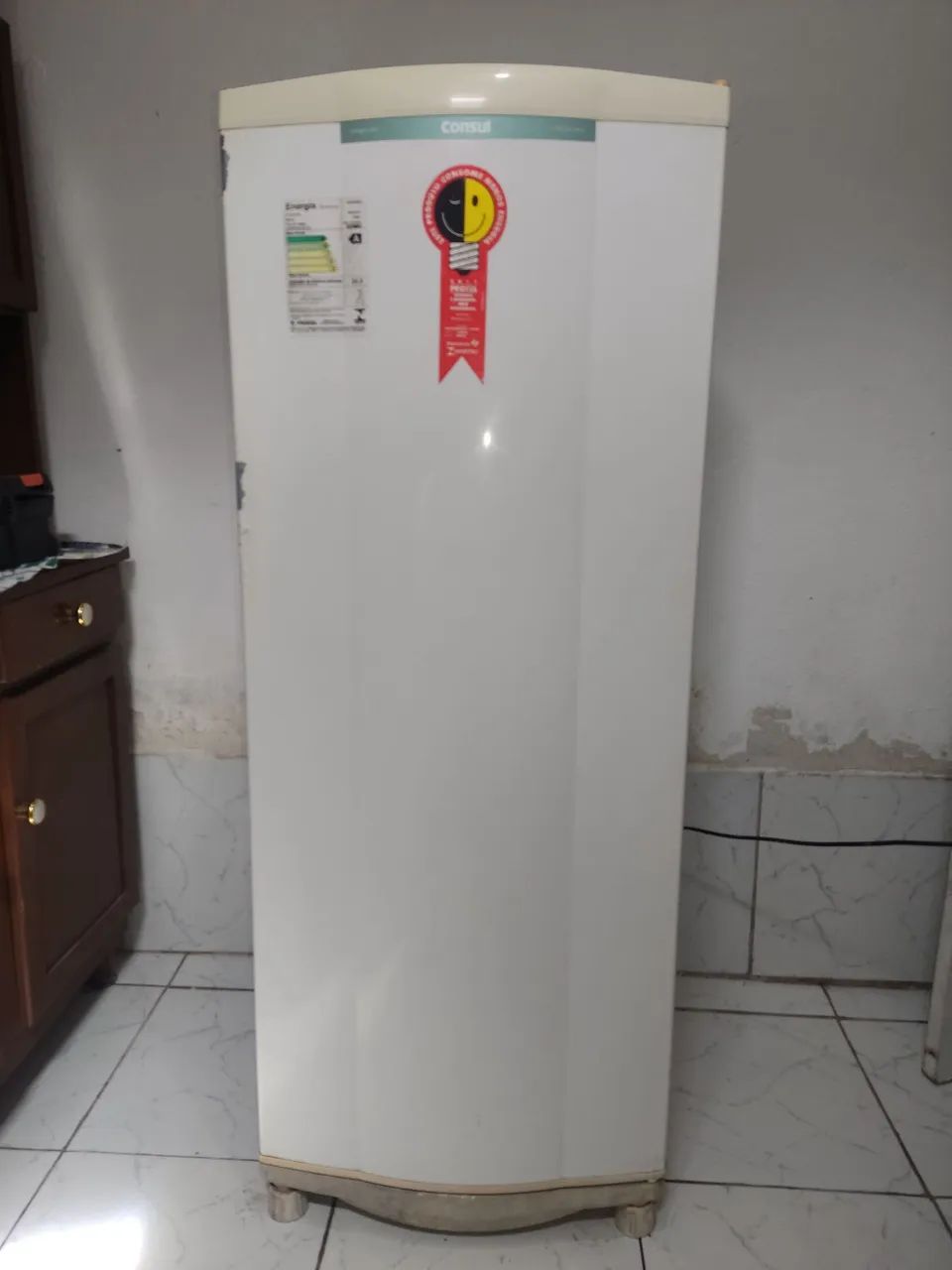 Vendo geladeira Consul 261 litros.