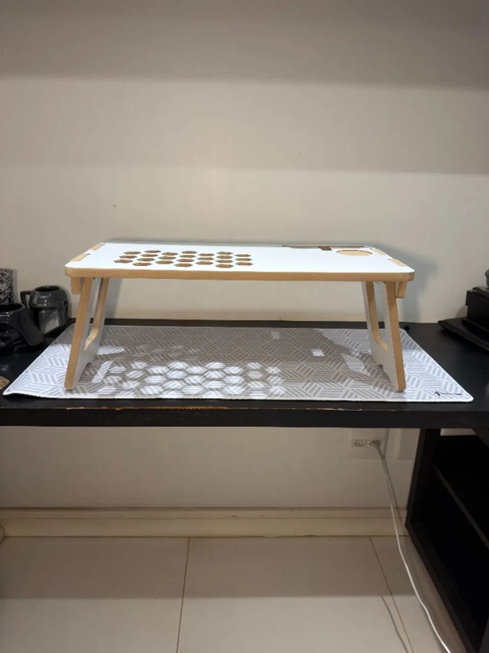 Mesa Dobrável para Notebook na Cama em MDF com Porta-Copos - Foto 4