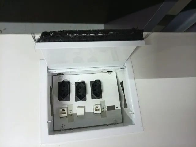 Mesa em L com entrada de tomadas para escritório - Foto 2