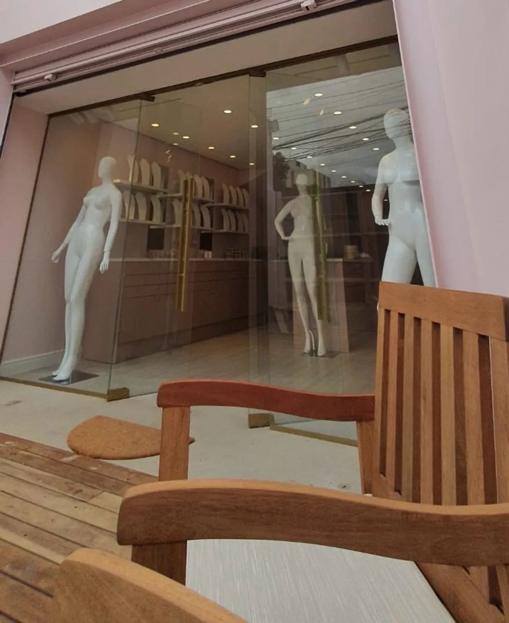 Vitrine de loja com porta e detalhes dourado  - Foto 2