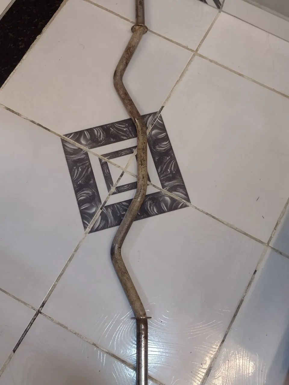 Anilhas de academia 50 kg já vai com uma barra w de brinde  - Foto 5