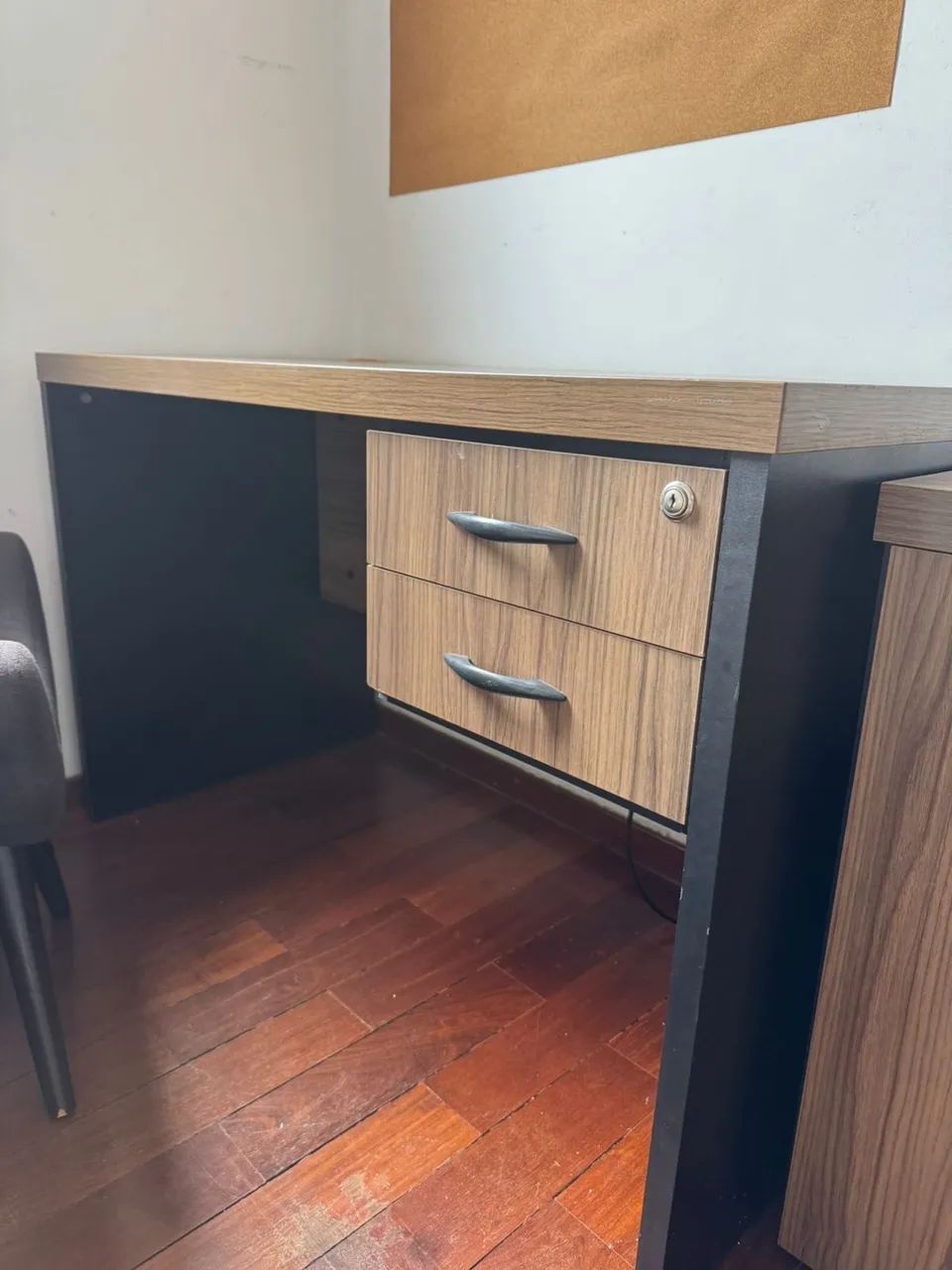 Mesa e armário