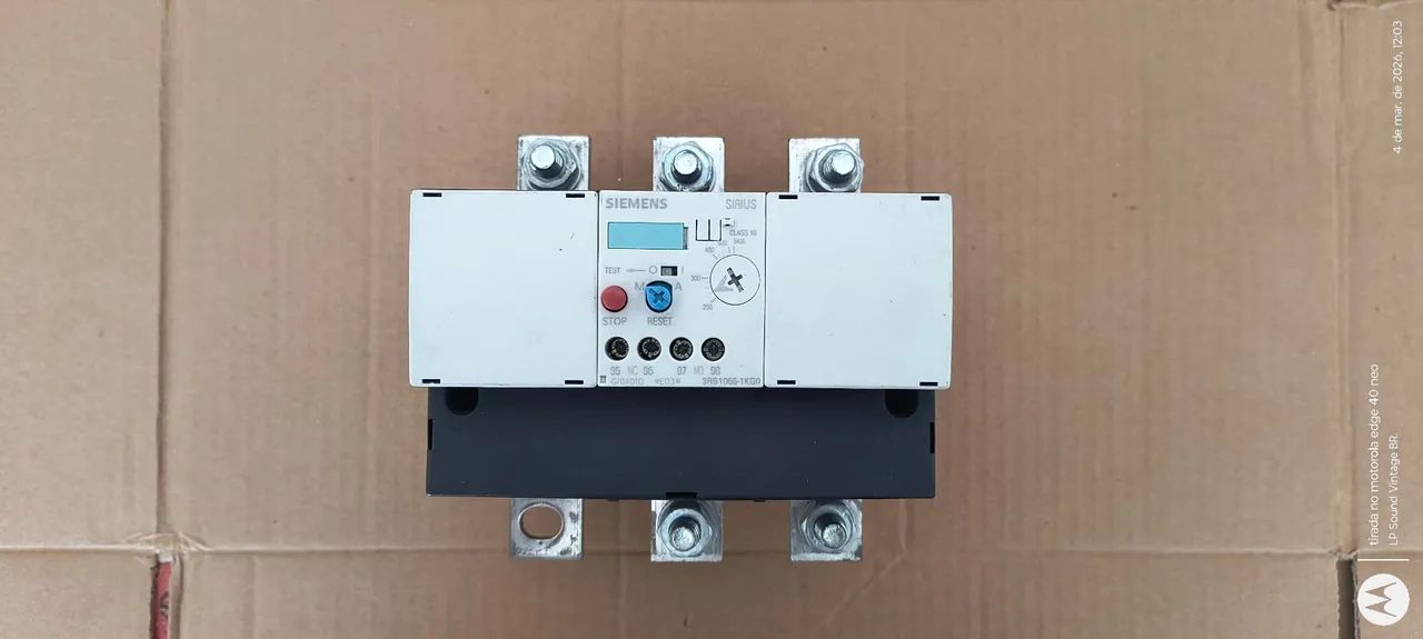 relé térmico industrial da marca Siemens, modelo Sirius 3RB1066-1LG0. 