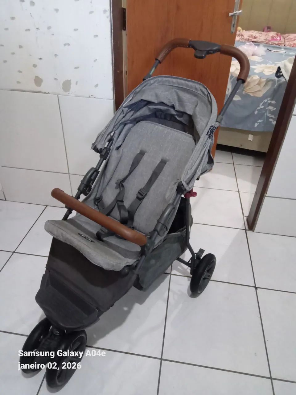 Carrinho de bebê semi Novo unissex  - Foto 3