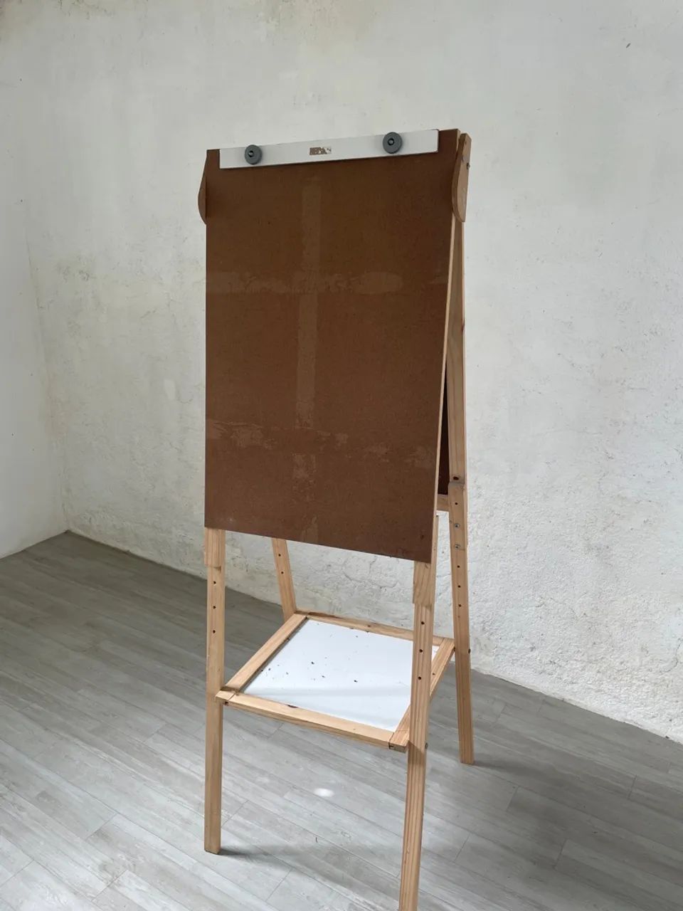 Cavalete flip chart - quarto branco e de papel para aulas