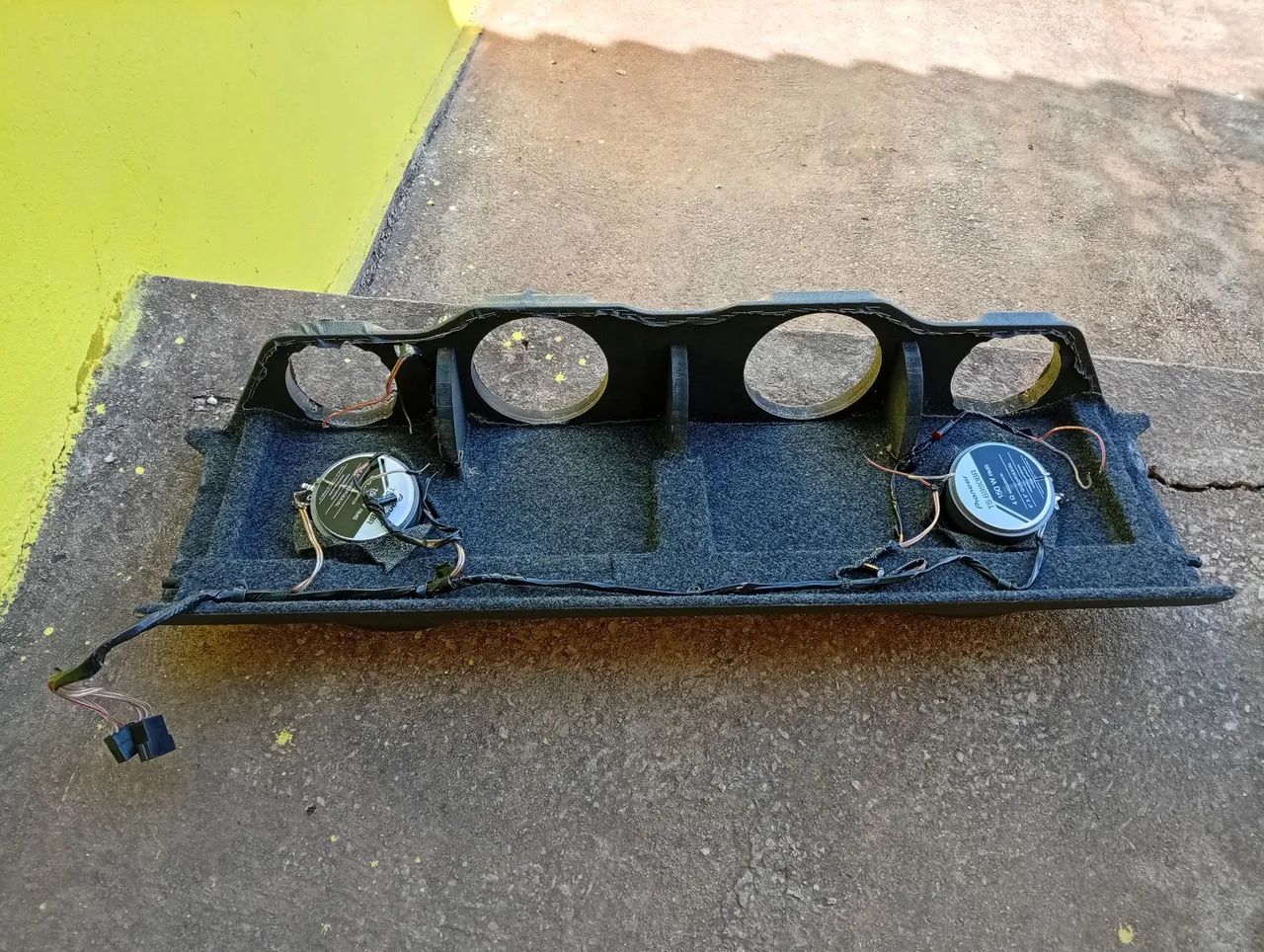 Porta mala com som carro