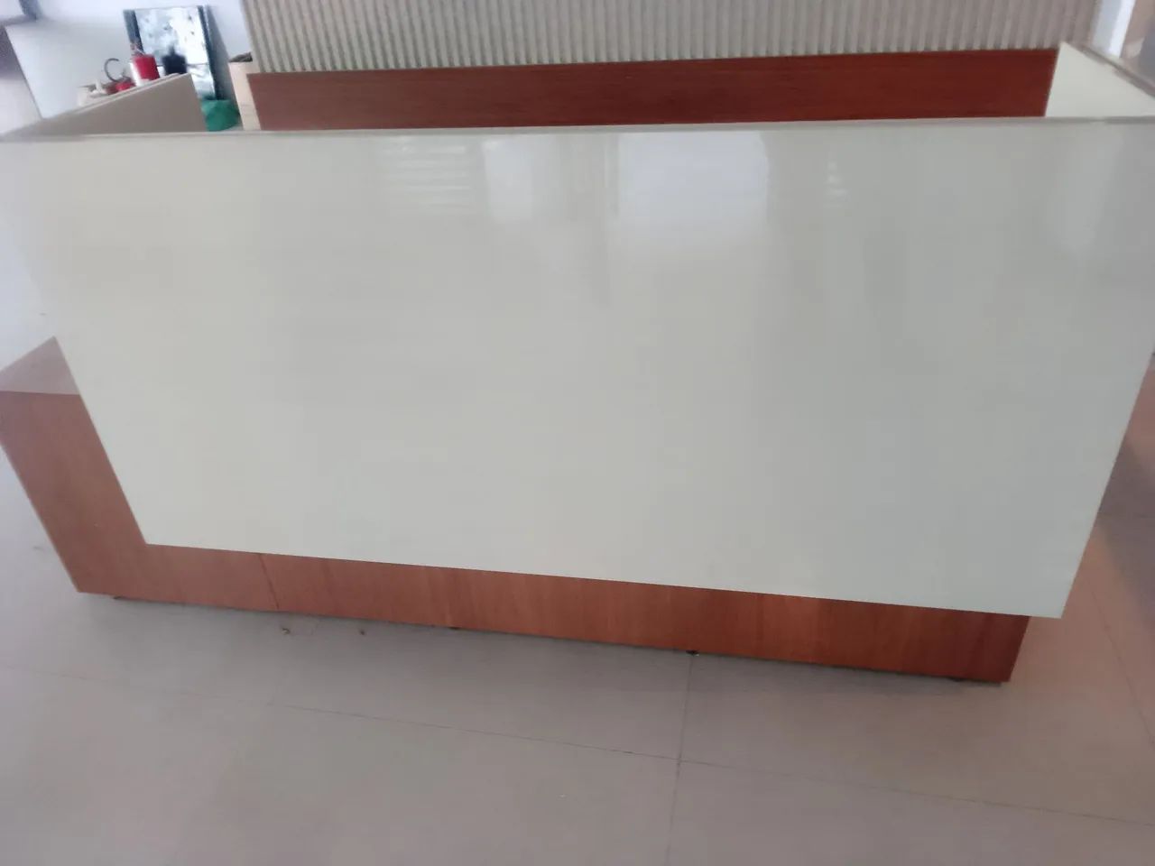 Balcão de recepção com mobília 
