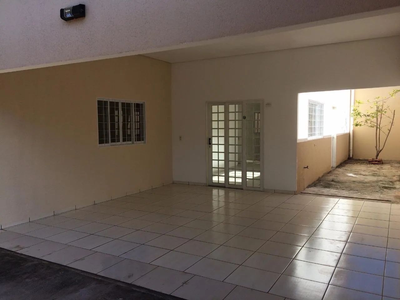 Casa pra alugar 2/4 com suíte e closet 