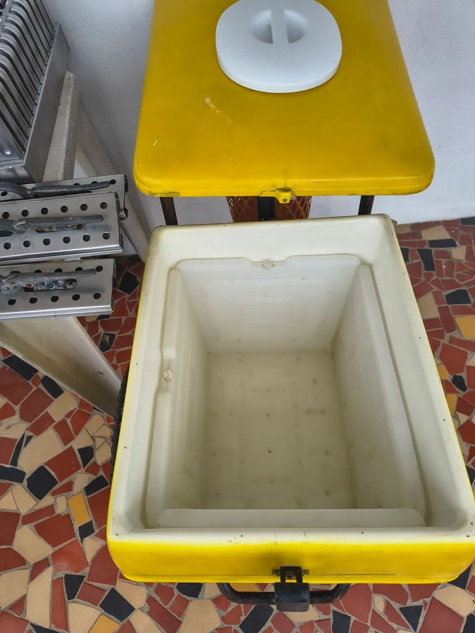 Carrinho de picolé usado e kit completo de formas com extratores e alinhador de picolé  - Foto 2