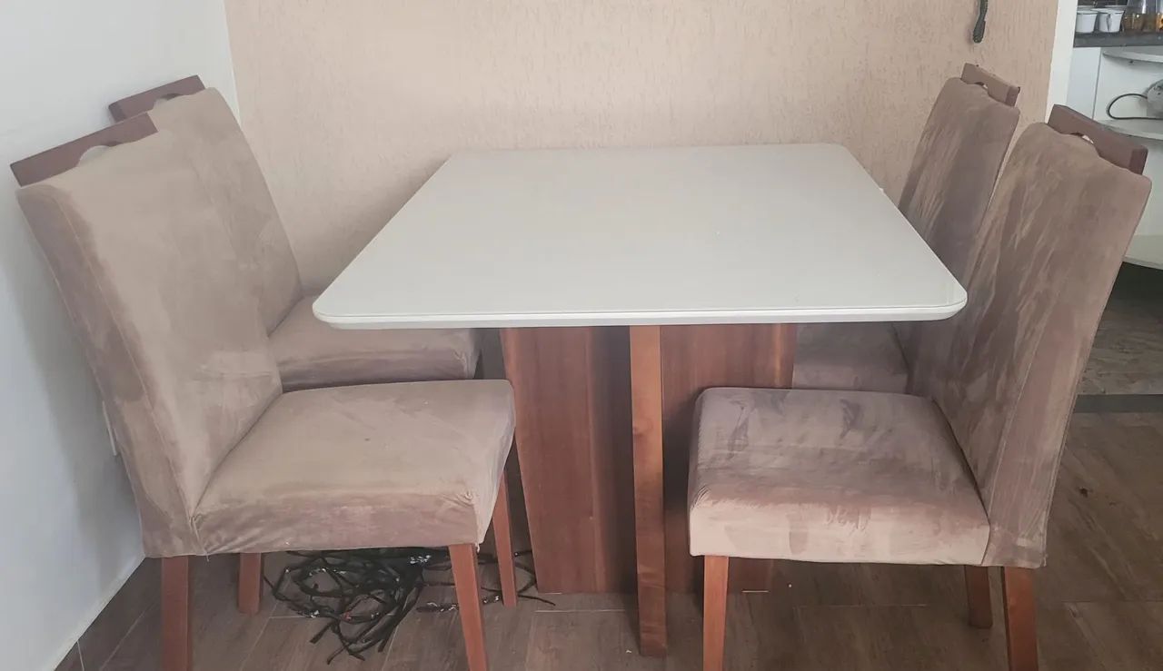 Mesa com tampo de vidro com quatro cadeiras