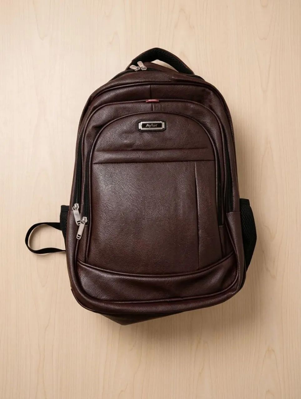 Mochila de couro P.U reforçada e com ótimo espaço interno 