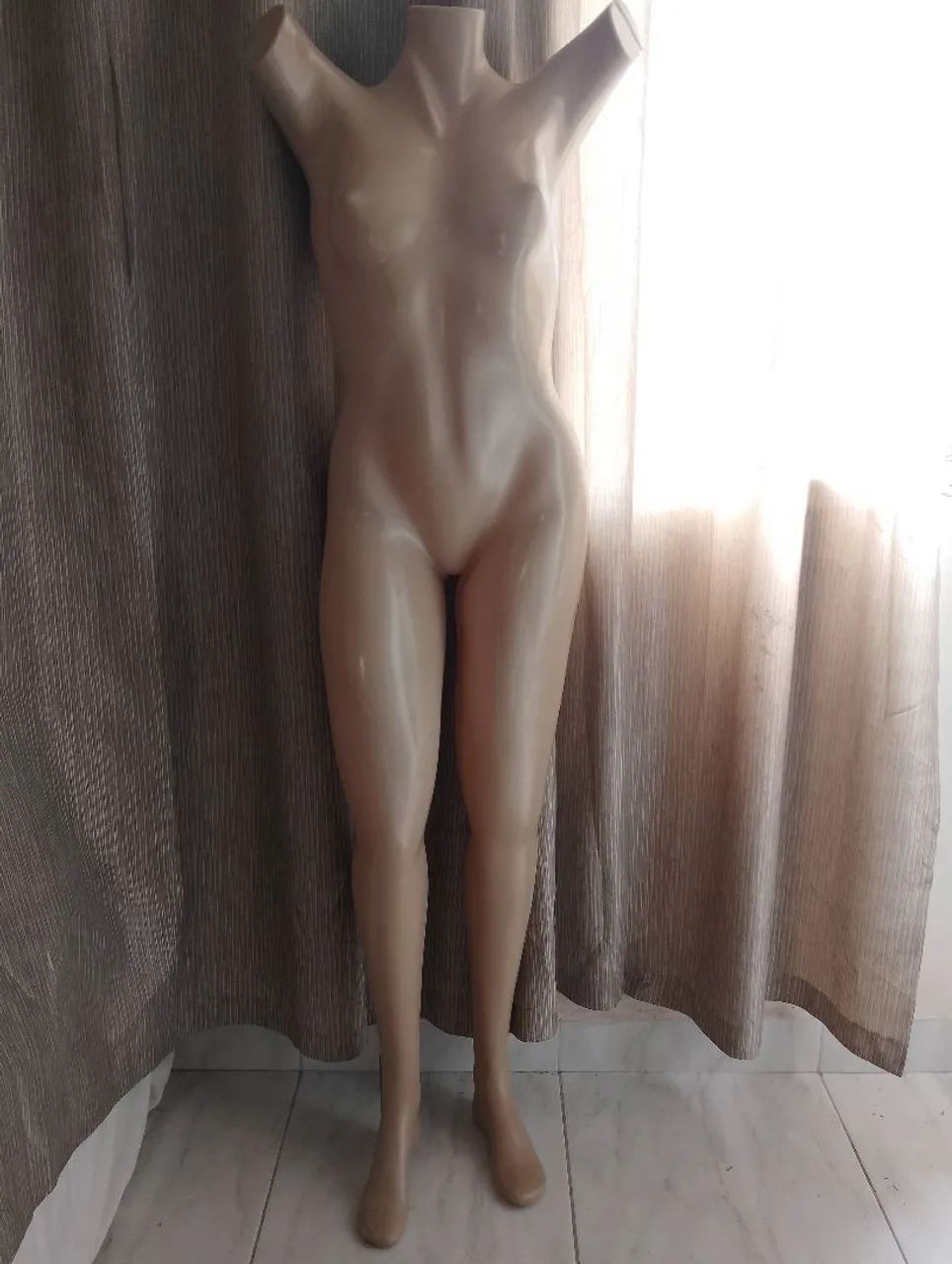Manequim em ótimo estado cor bege/nude - Foto 4