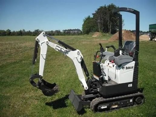 Mini escavadeira Bobcat passa no vão de 80 cm disponível para locação 