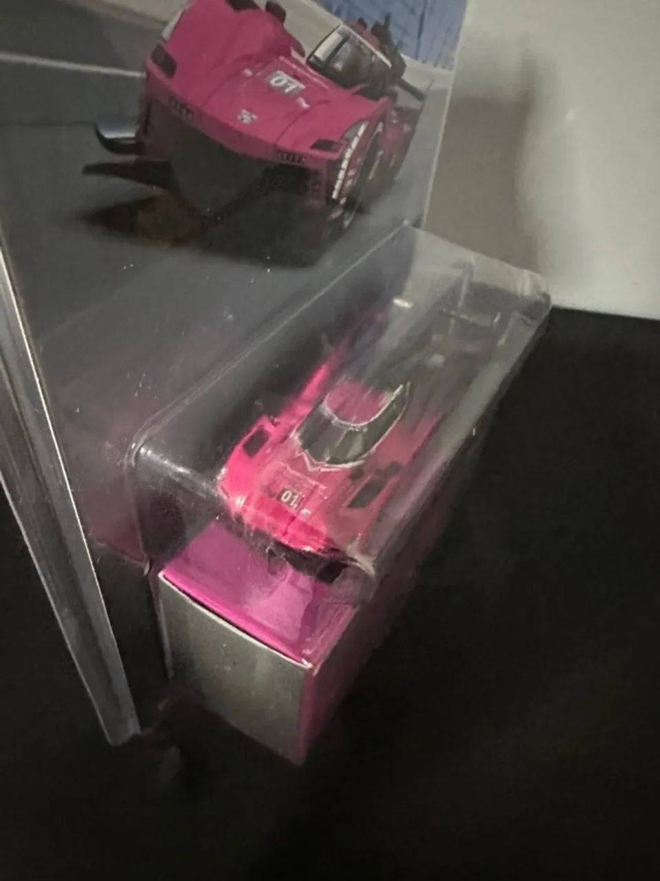 Mini GT Cadillac V Series R 01 Cadillac Racing 2024 Imsa Petit Le Mans Pink - Foto 5