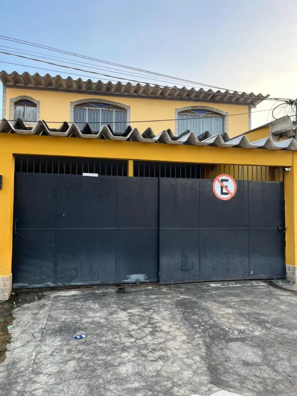 Portão de garagem e casa preto