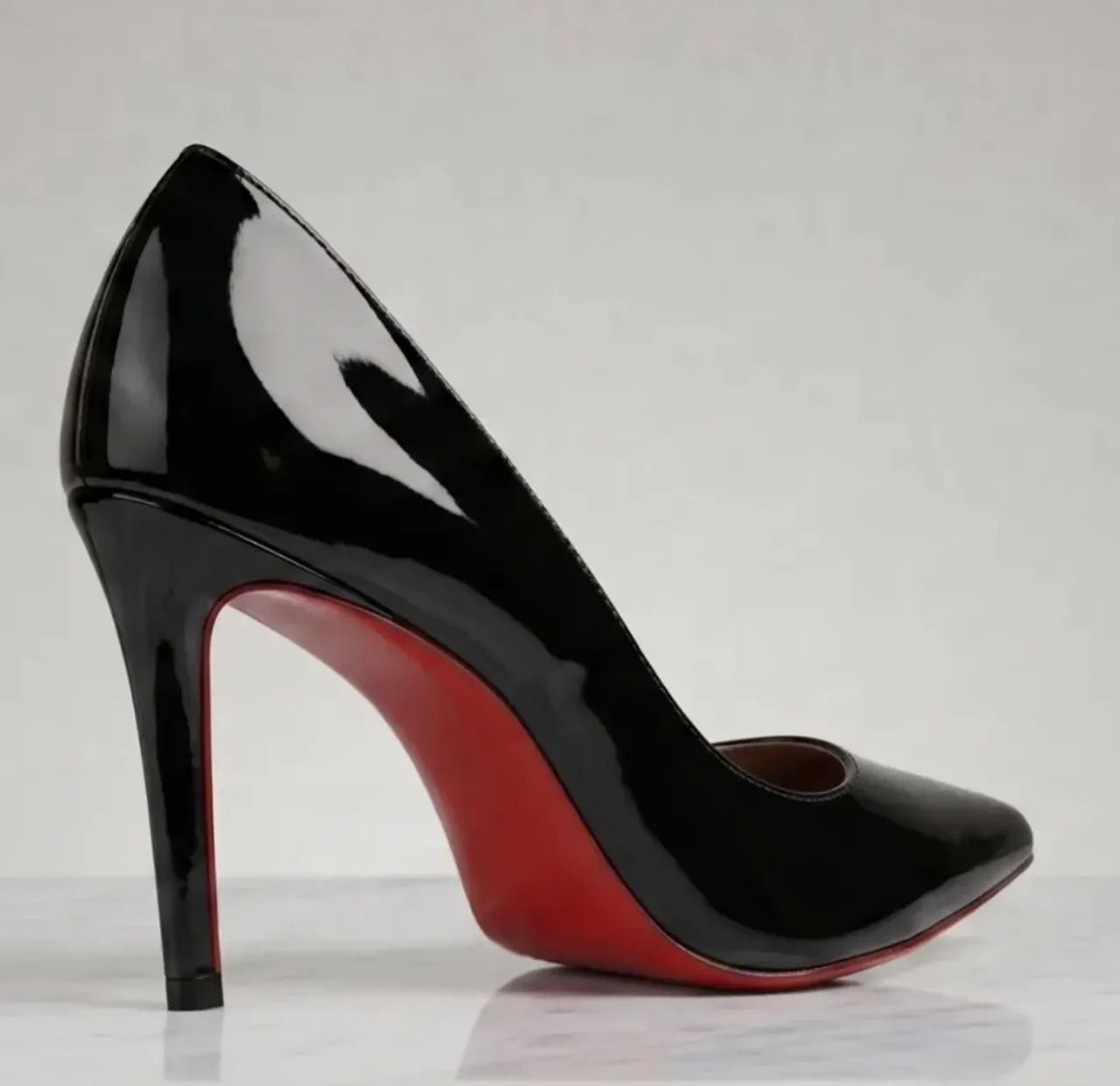 Scarpin Preto com solado vermelho 
