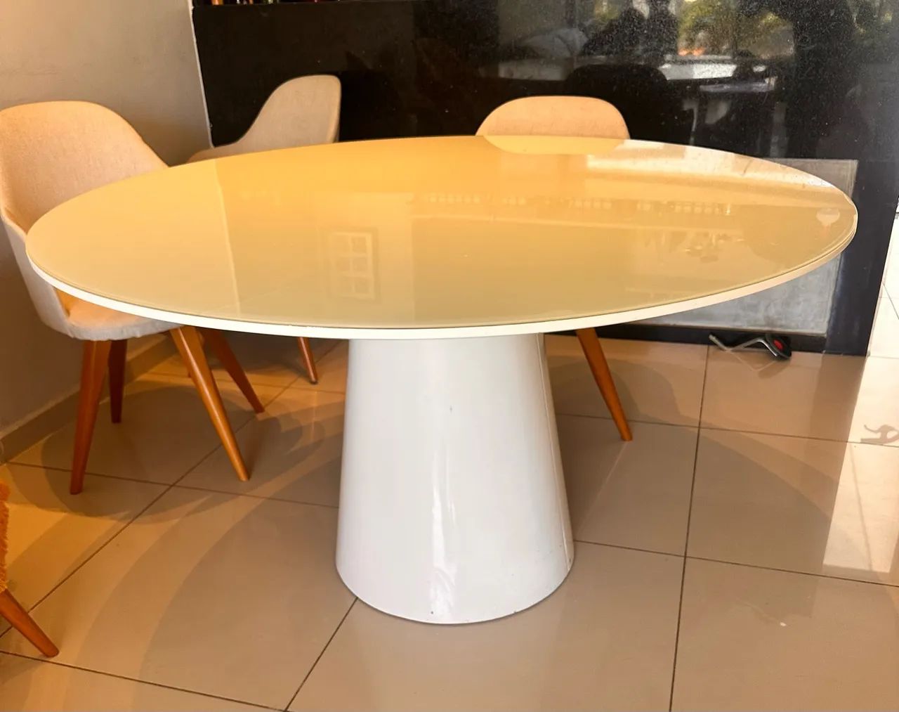 Mesa de Jantar redonda TokStok 1,35 diâmetro