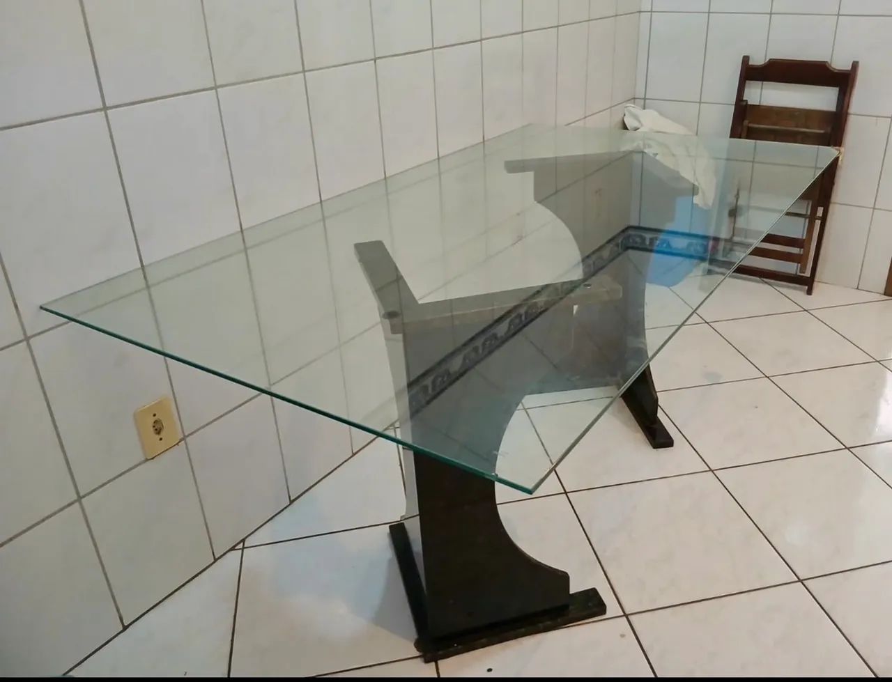 Mesa de Vidro retangular com base preta - ótimo estado.