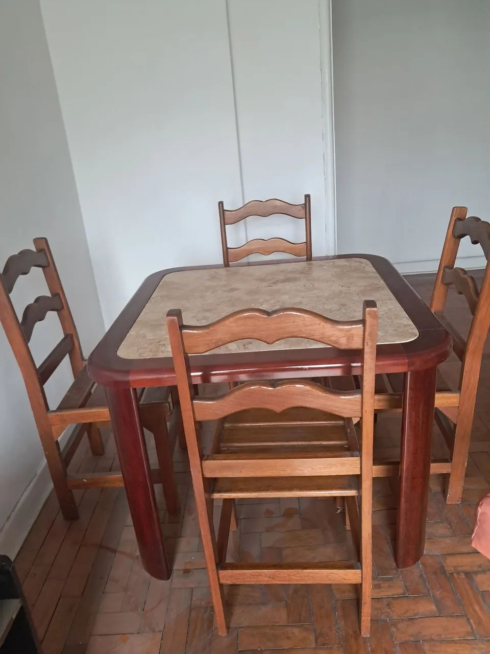Mesa de sala de jantar em madeira e mármore com 4 cadeiras