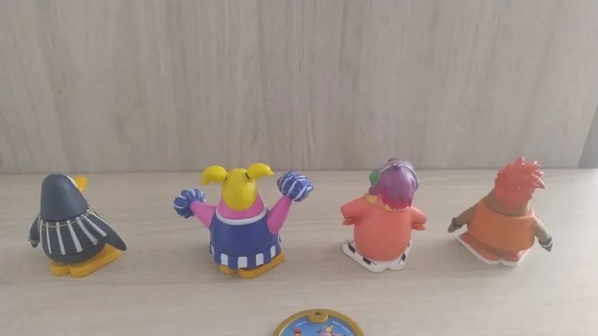 Club Penguin Conjunto de 4 bonecos com moeda - Foto 2