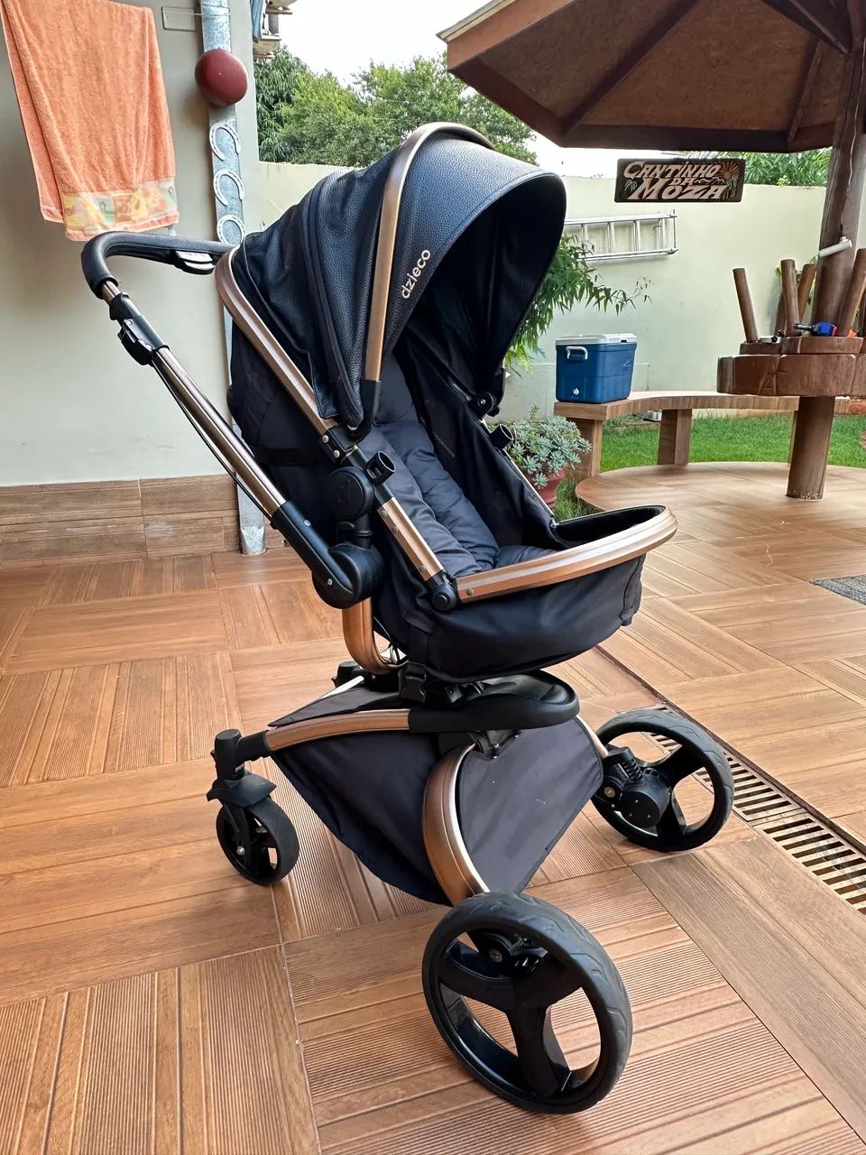 Carrinho de bebê galzerano com bebê conforto 