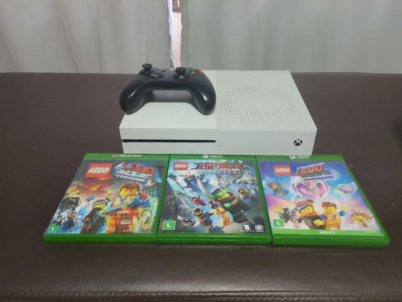 Xbox one s 1 tb + 3 jogos lego com controle de Xbox one preto Xbox one s 1 tb + 3 jogos lego com controle de Xbox one preto
