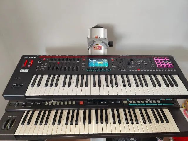 teclado Roland Fantom 06 + expansões JP8, Juno 106, JX8p e SH101