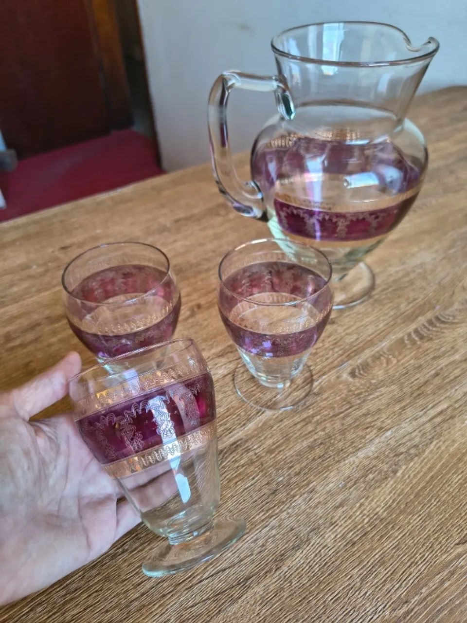 Conjunto Jarra e Copos de Cristal Vinho e Dourado (Vintage Década 70) - Foto 3