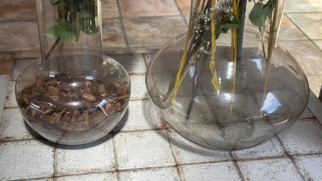 2 VASOS DECORATIVOS COM ARRANJO - Foto 2
