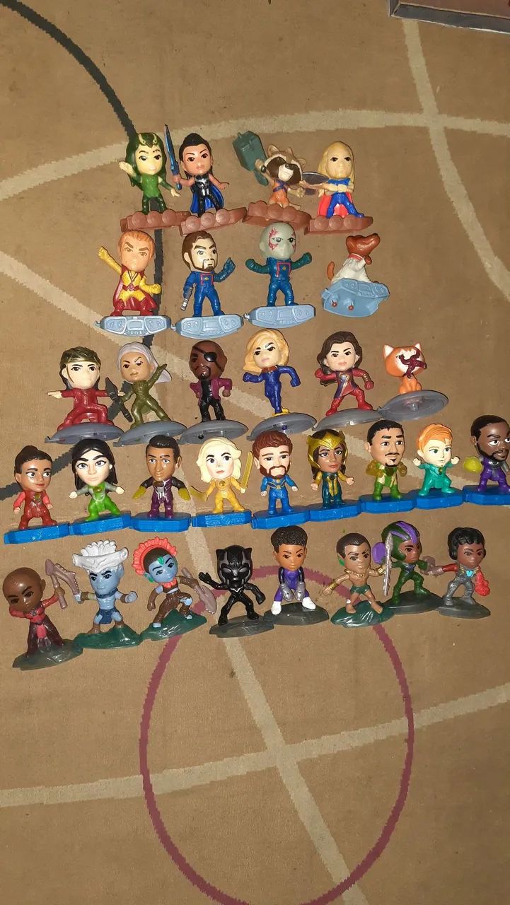 Bonecos McDonald's Marvel 