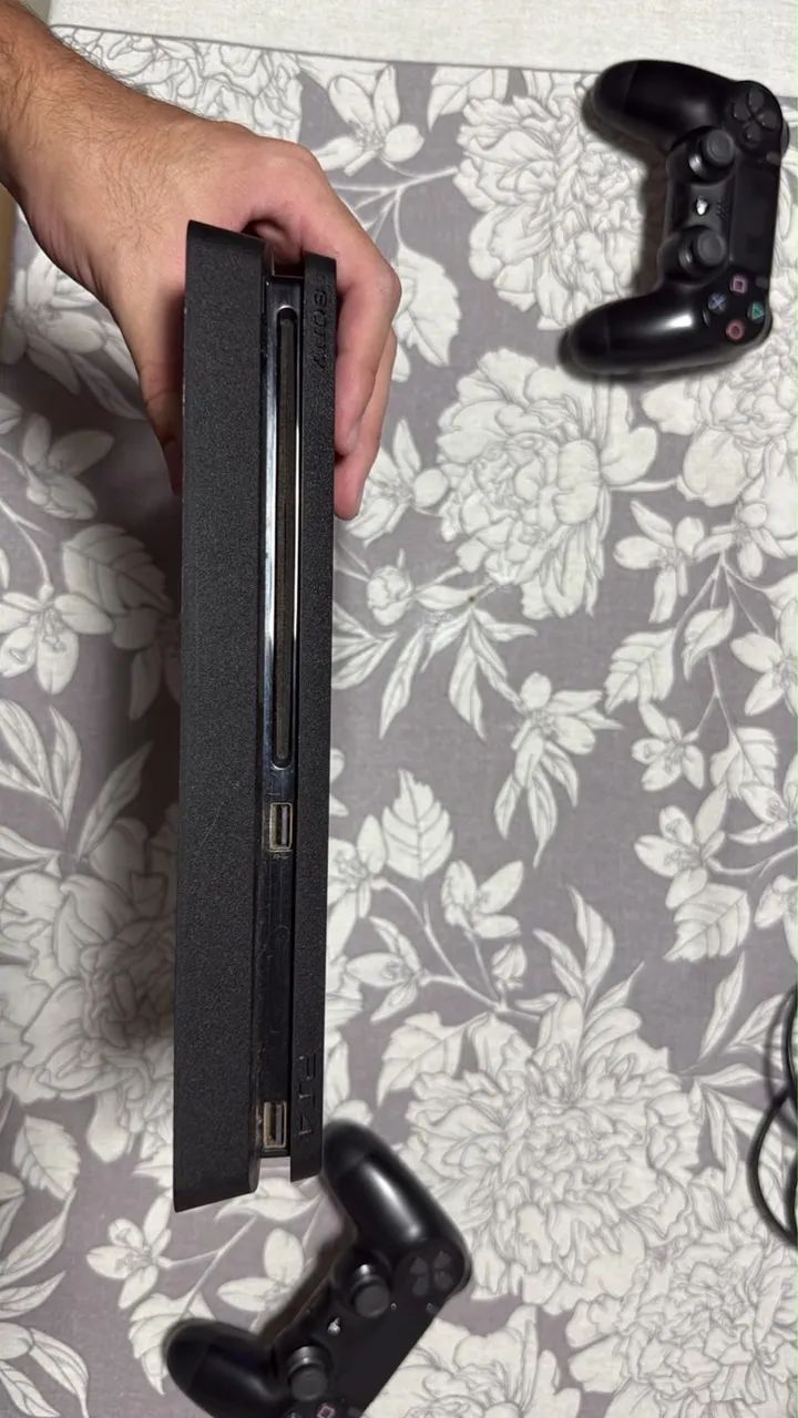 Vendo ps4 slim com 2 controles  - Foto 3