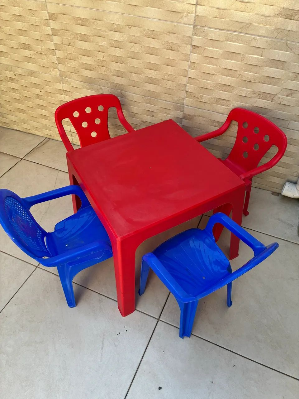 Mesa infantil com 4 cadeiras - Foto 2