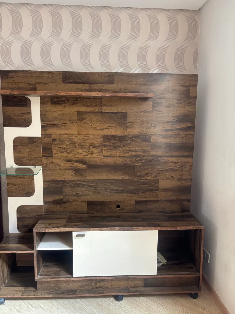 Rack com painel de tv com rodinhas 