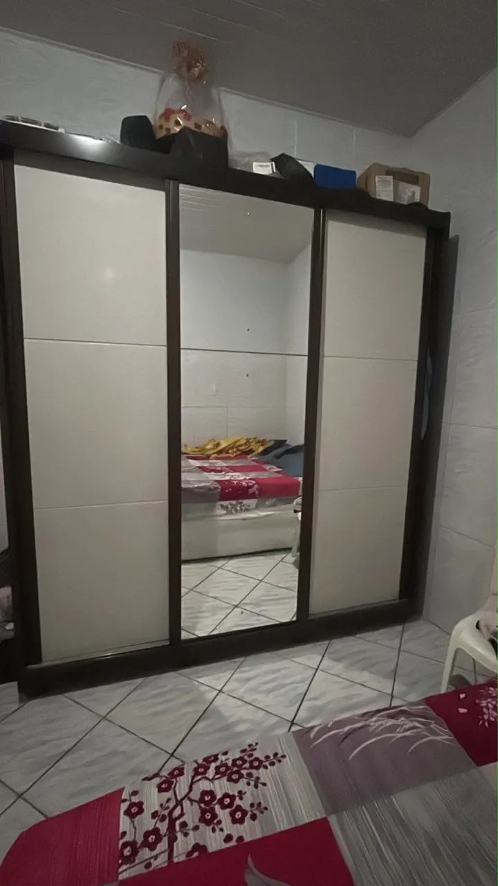 Guarda roupa de casal com espelho 