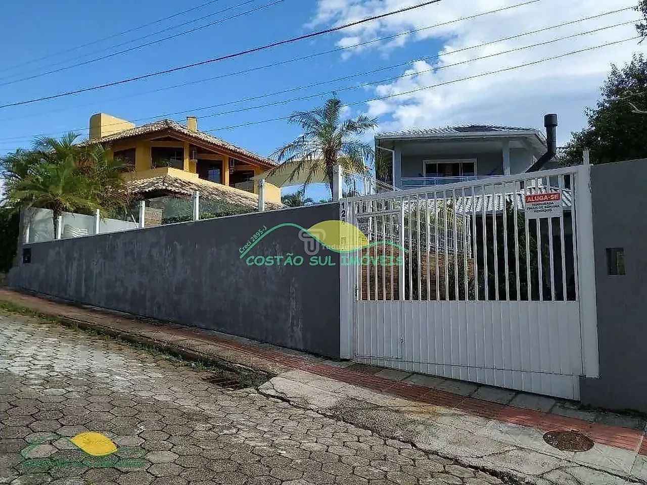 Edificação com 2 casas. Interessante para residir e gerar renda, dista a 390 m da Praia do - Foto 4