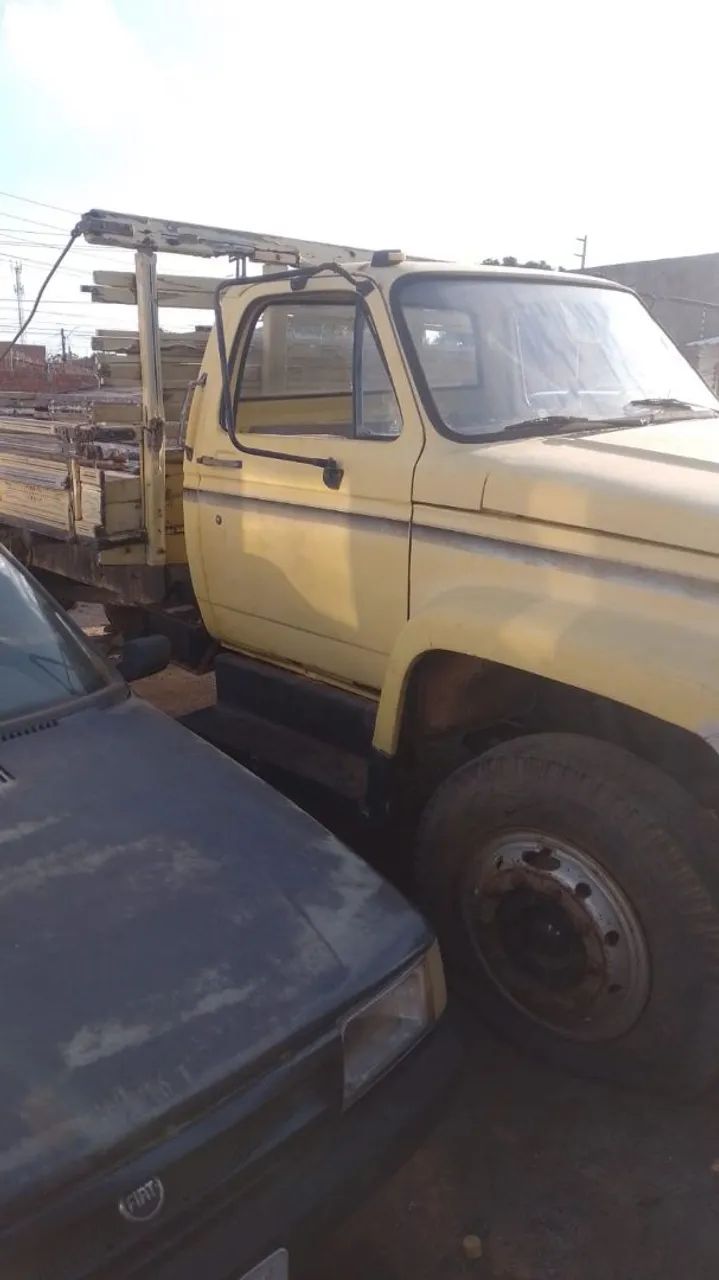Caminhão d12000