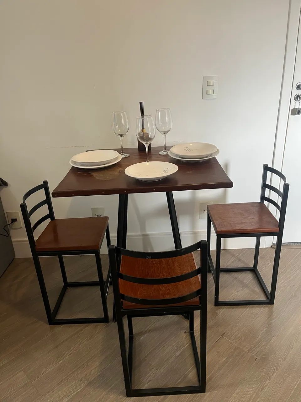 Mesa de madeira maciça com cadeiras - Foto 2