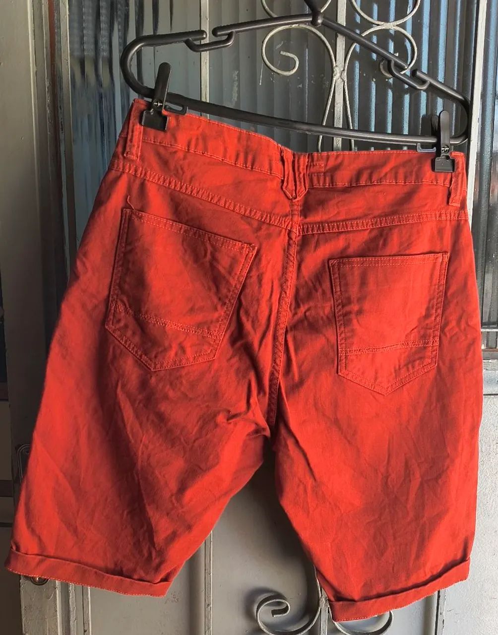 Vendo 2 bermudas semi nova no 40 e 42 .. 30 reais cada - Foto 4