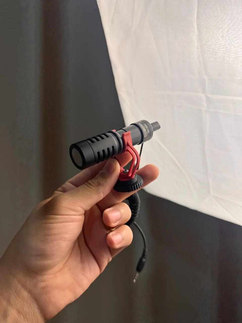 Microfone Boya By-mm1 Plus P/ Câmera Dslr Smartphone Cor PRETO E VERMELHO