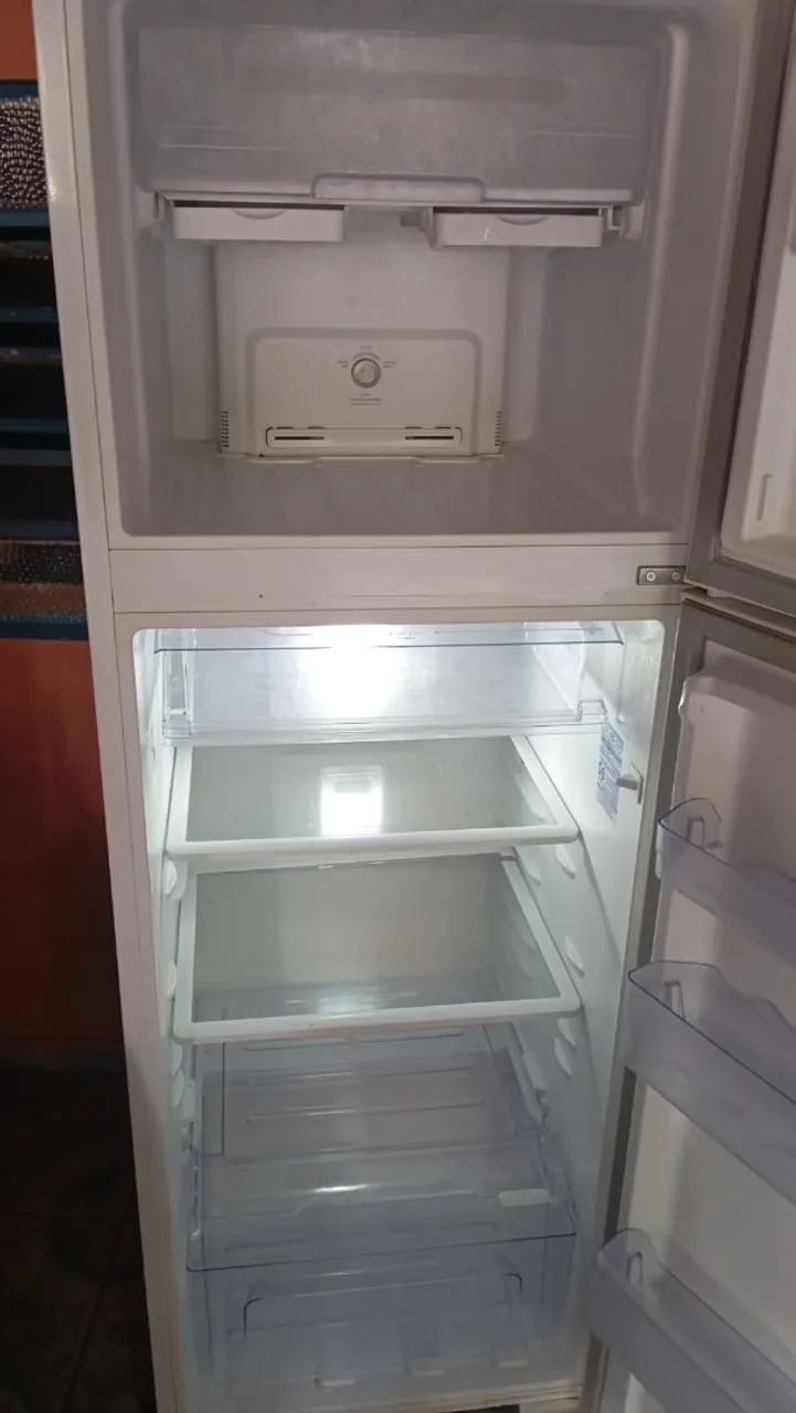 Vendo geladeira fros fri 371l semi nova - Foto 2