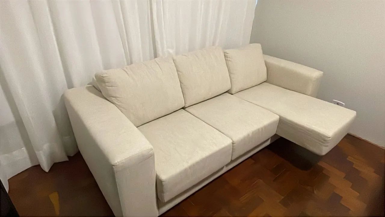 Vendo sofá 3 lugares com chaise, tecido linho, excelente estado