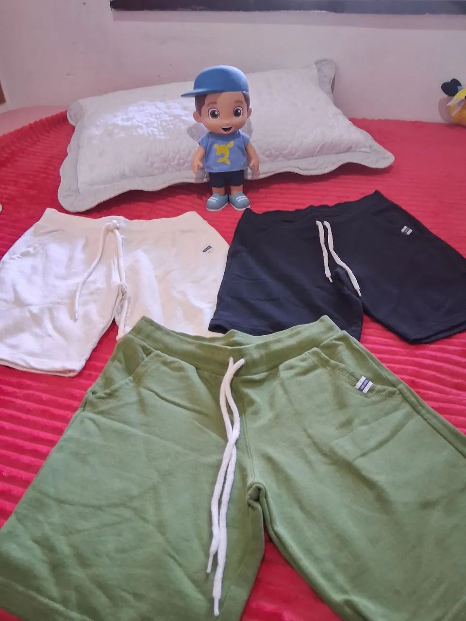 Boneco Luccas Neto e 3 shorts novos . - Foto 3