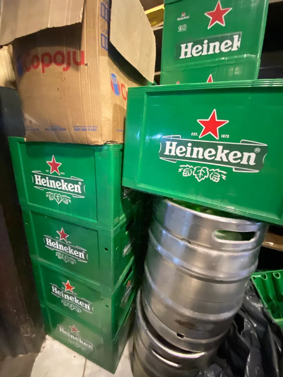 Engradado de Heineken e Ambev 