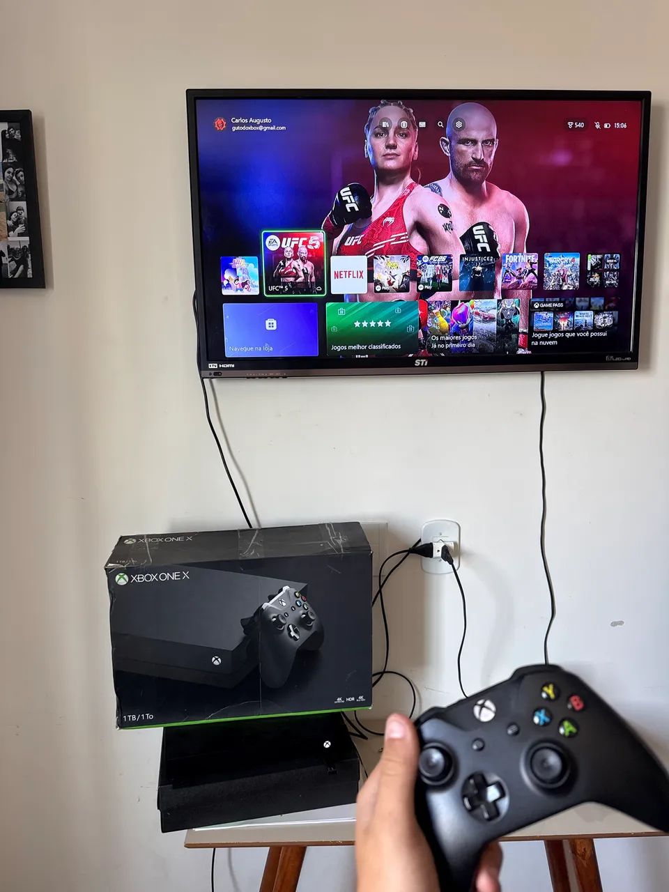 Vendo Xbox one X 1 TB, funcionando perfeitamente, 2 manetes  - Foto 3