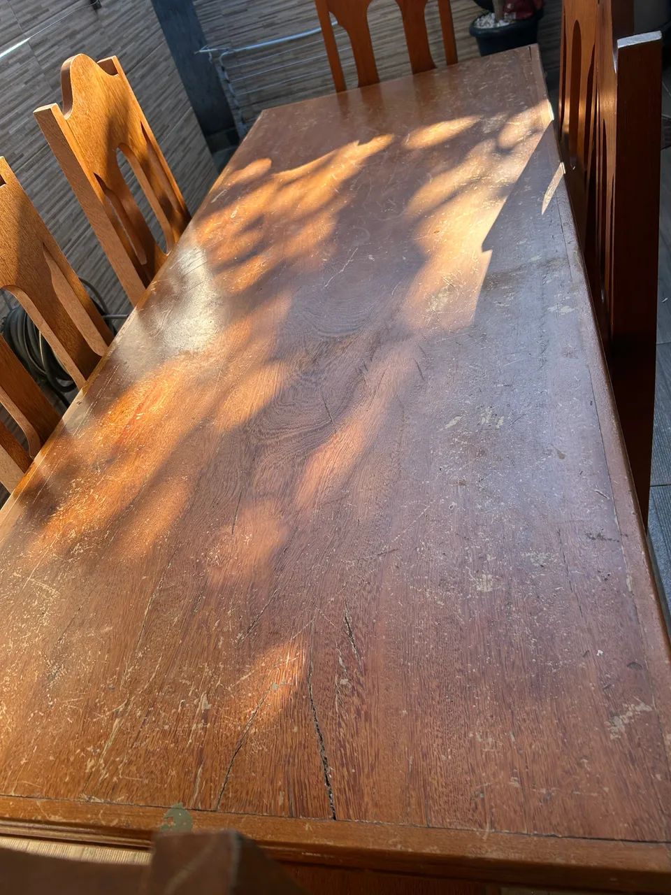 Mesa de madeira com 6 cadeiras  - Foto 4