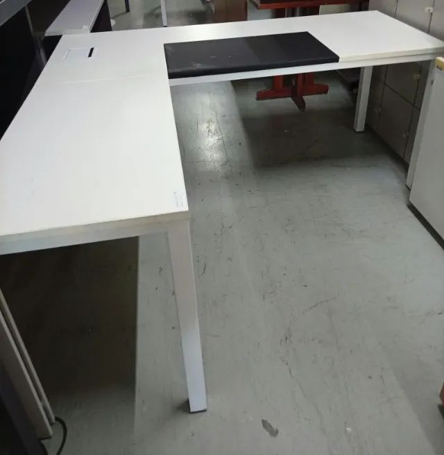 Mesa em L com entrada de tomadas para escritório - Foto 4